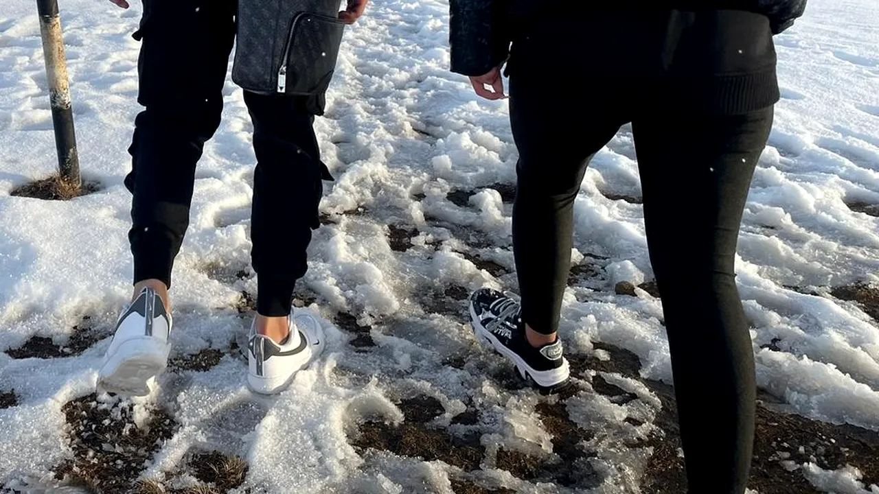 În colanţi şi cu glezna goală. Aşa s-au aventurat pe munte doi tineri, care riscau să moară de frig