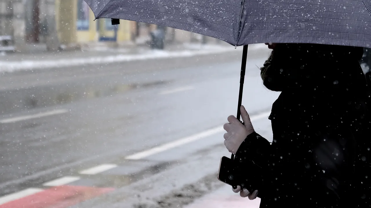 METEO. ANM a emis un Cod galben şi o atenţionare de vreme rece, precipitaţii, ninsori la munte