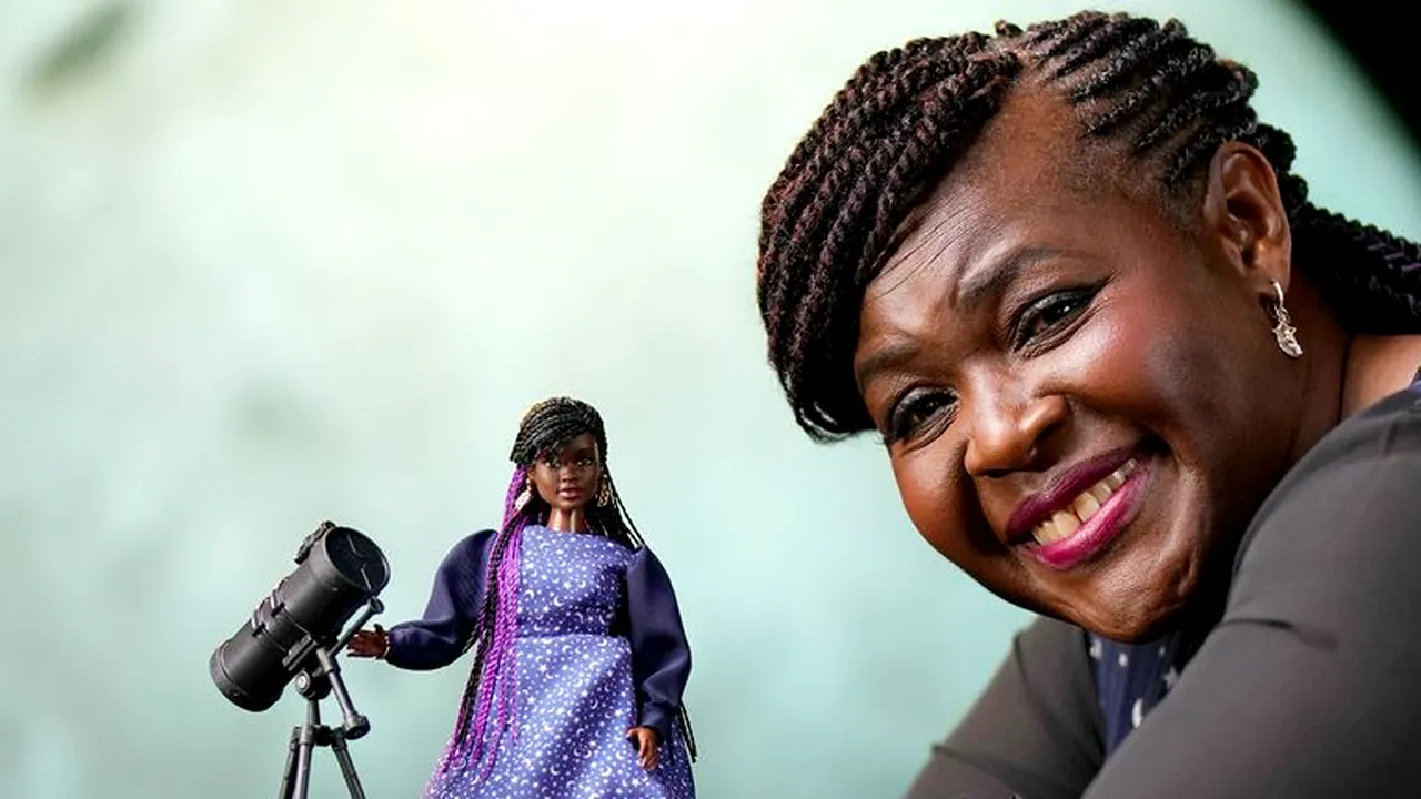 Maggie Aderin-Pocock, om de ştiinţă britanic, a fost onorată cu propria păpuşă Barbie. „Vreau să inspir următoarea generaţie de oameni de ştiinţă şi, în special, fetele”