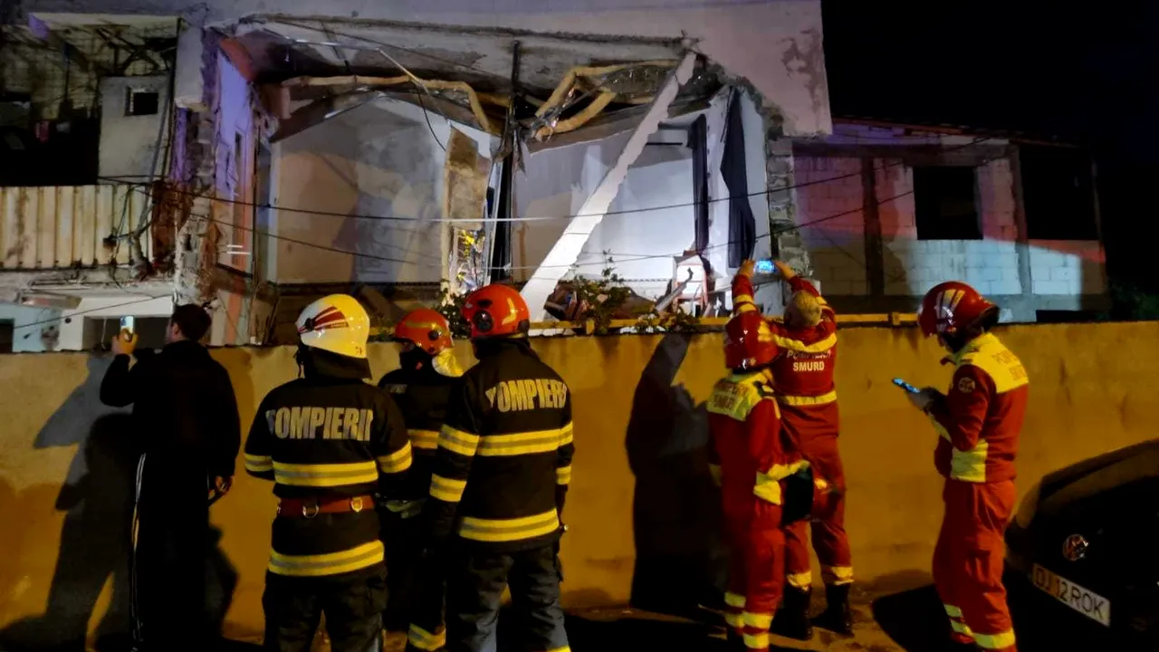 Explozie într-un bloc din Craiova: zeci de oameni evacuaţi. O femeie a murit