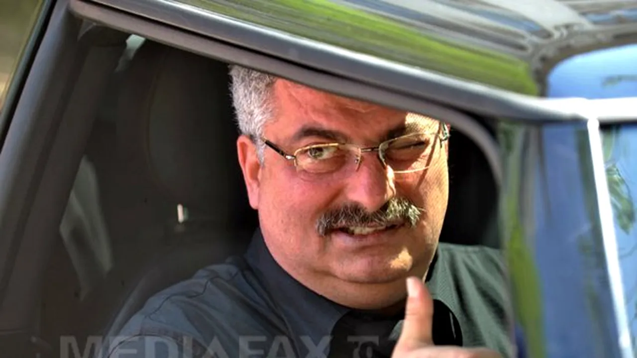 Prigoană, prezentat pe fond muzical: Noi ştim că poate/Face de toate/Şi nu renunţă chiar dacă e greu