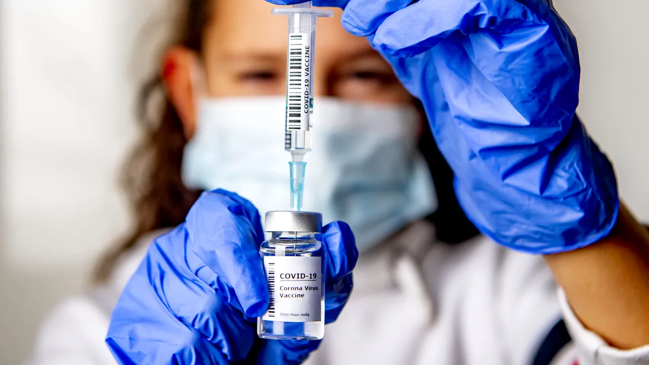 Italia a început vaccinarea, trei lucrători din domeniul sănătăţii au fost primii inoculaţi