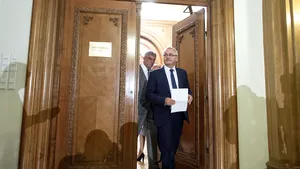 ROCADĂ la Guvern. Mihai Fifor preia portofoliul Apărării, iar Gheorghe Şimon, Ministerul Economiei/ Noii miniştri au depus jurământul la Cotroceni