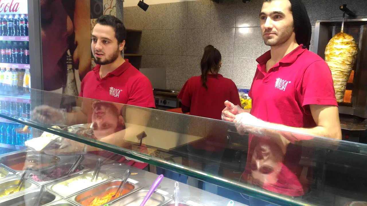 FOTO Patronul unui lanţ de shaormerii din Cluj a angajat 5 refugiaţi sirieni. Aceştia lucrează în ture cu românii