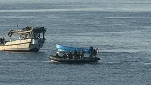 MAE: Românii capturaţi de piraţi somalezi sunt sănătoşi