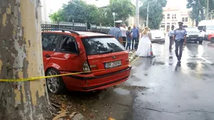 O maşină a intrat într-un grup de nuntaşi în Brăila, şoferul fugind de la locul accidentului