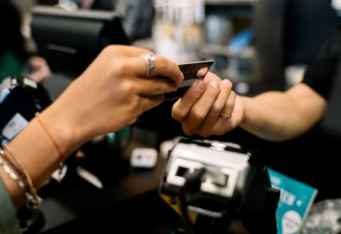 FINANCIAR Tot mai puțin cash în Spania: plățile cu cardul ating un nivel record