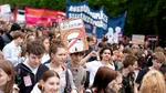 „Bogații vor război – tinerii vor un viitor!” Protestul celor peste 50.000 de tineri din Germania împotriva recrutării obligatorii. Ce mesaj au pentru Merz