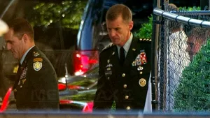 Stanley McChrystal a plecat de la Casa Albă, după ce s-a întâlnit cu Barack Obama - VIDEO