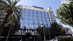 BBVA şi Sabadell: O fuziune controversată, blocată de revizuiri şi opoziţii