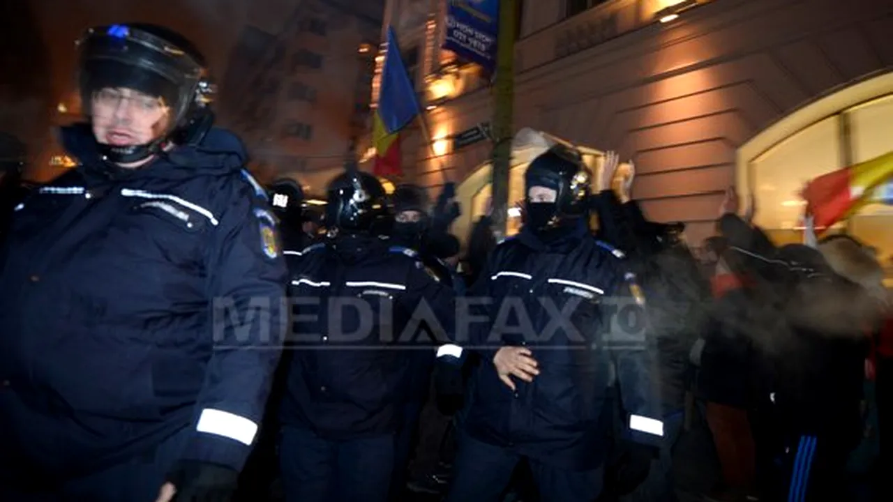 PROTEST ÎN CAPITALĂ faţă de modificările aduse Codului Penal. Patru manifestanţi au fost ridicaţi de jandarmi, unul ajungând la spital 