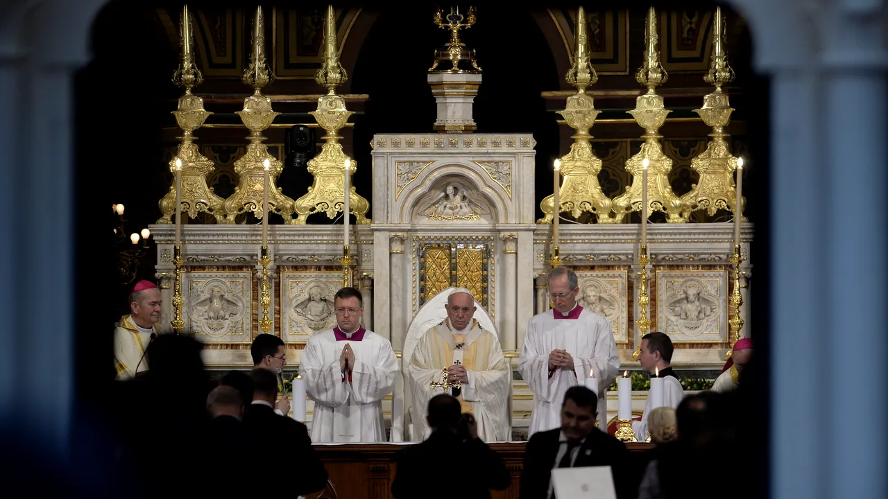 Papa Francisc a oficiat liturghia la Catedrala Sfântul Iosif/ Papa Francisc, cu papamobilul, aplaudat de mii de români/ Suveranul Pontif a rostit „Tatăl nostru” în Catedrala Neamului, la slujba ortodoxă