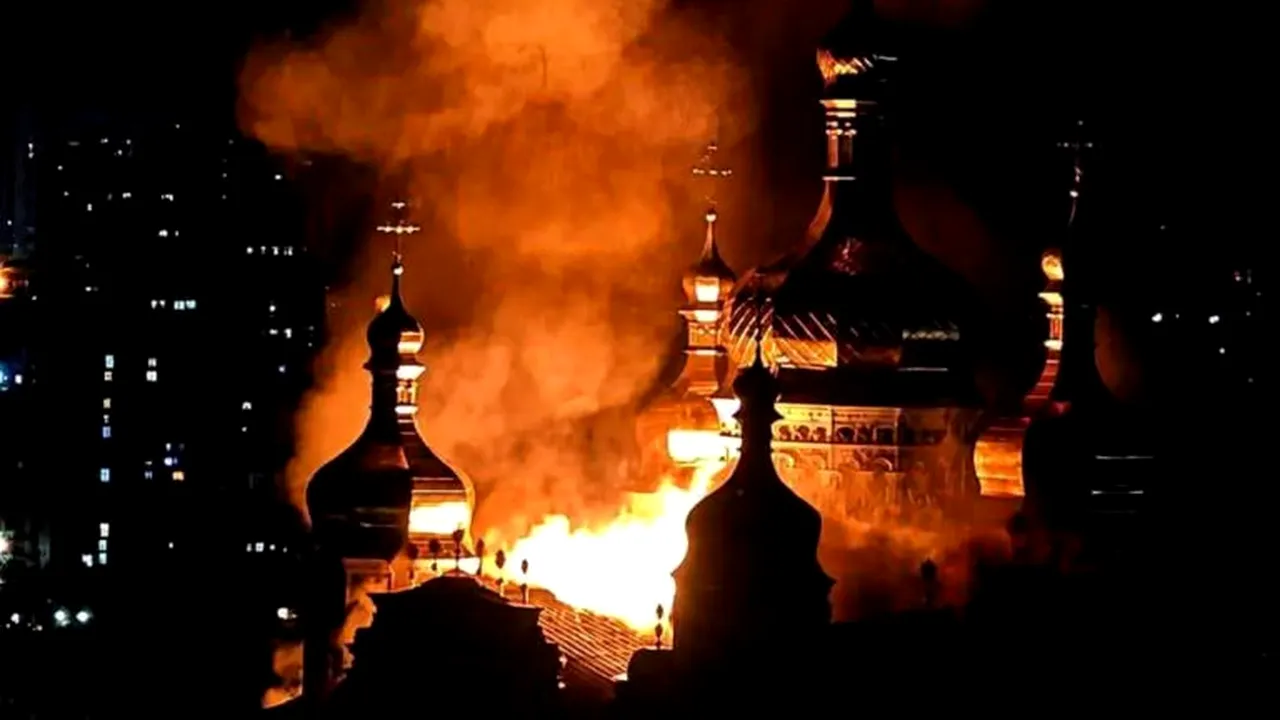 Catedrala Adormirii Maicii Domnului din Kiev, în flăcări după un atac rusesc | Andrei Caramitru: „Mă întreb ce-or să zică zuzuraniștii”