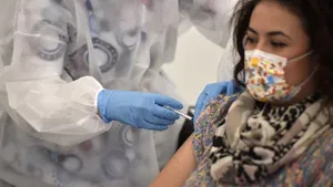 Campania de vaccinare, etapa a II-a: Start cu poticneli, în Craiova. Zeci de oameni au aşteptat în frig, după ce sistemul informatic a cedat