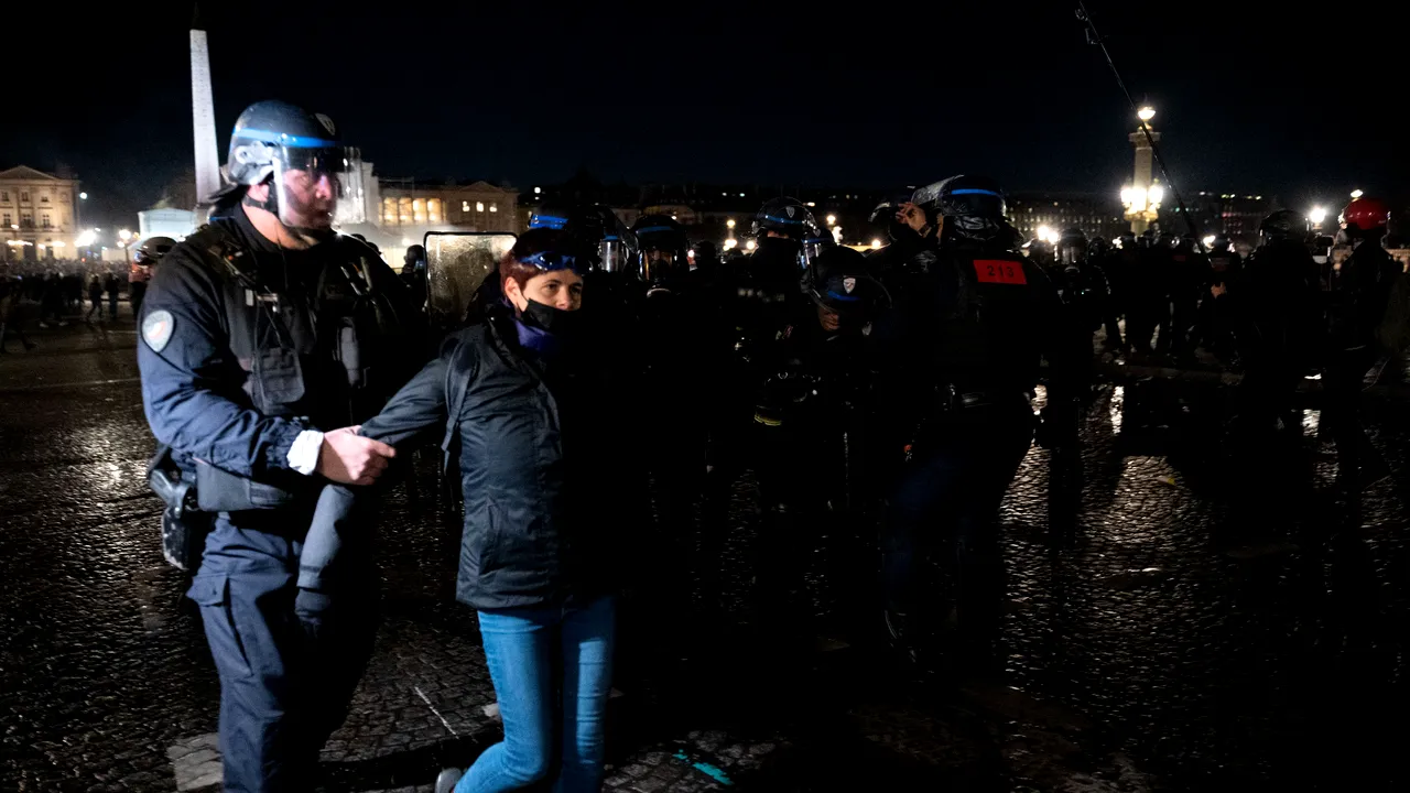 Zeci de protestatari, reţinuţi la Paris în urma confruntărilor cu forţele de ordine 