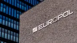 Europol: Tinerii fără antecedente penale sunt recrutaţi pentru a comite atacuri violente