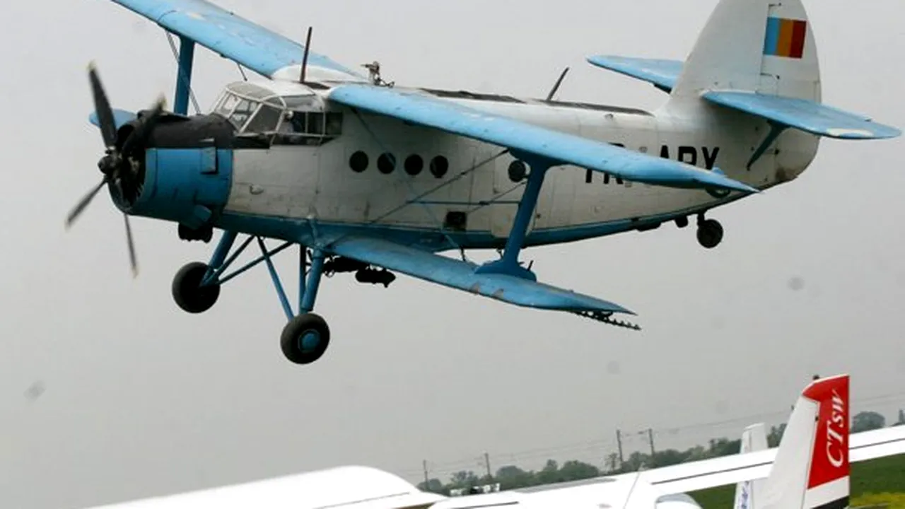 Un avion utilitar a aterizat de urgenţă pe un câmp din Prahova