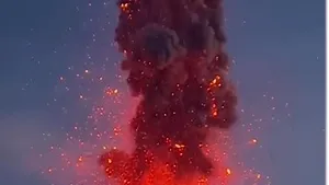 Ca un foc imens de artificii. Imagini unice cu erupţia unui stratovulcan