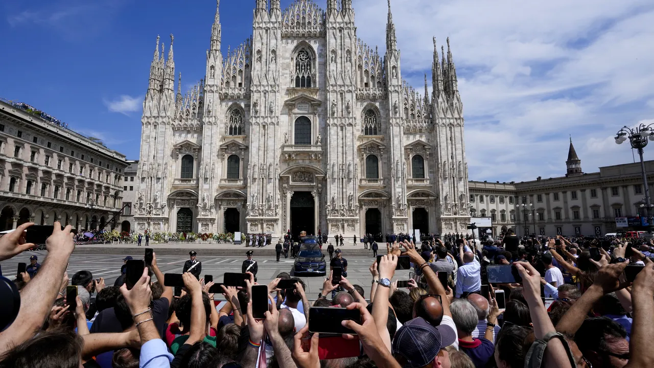 Mii de persoane, prezente la funeraliile lui Silvio Berlusconi, în centrul oraşului Milano