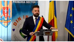 Primăria Sector 5 schimbă tablele vechi din şcolile de sector (P)