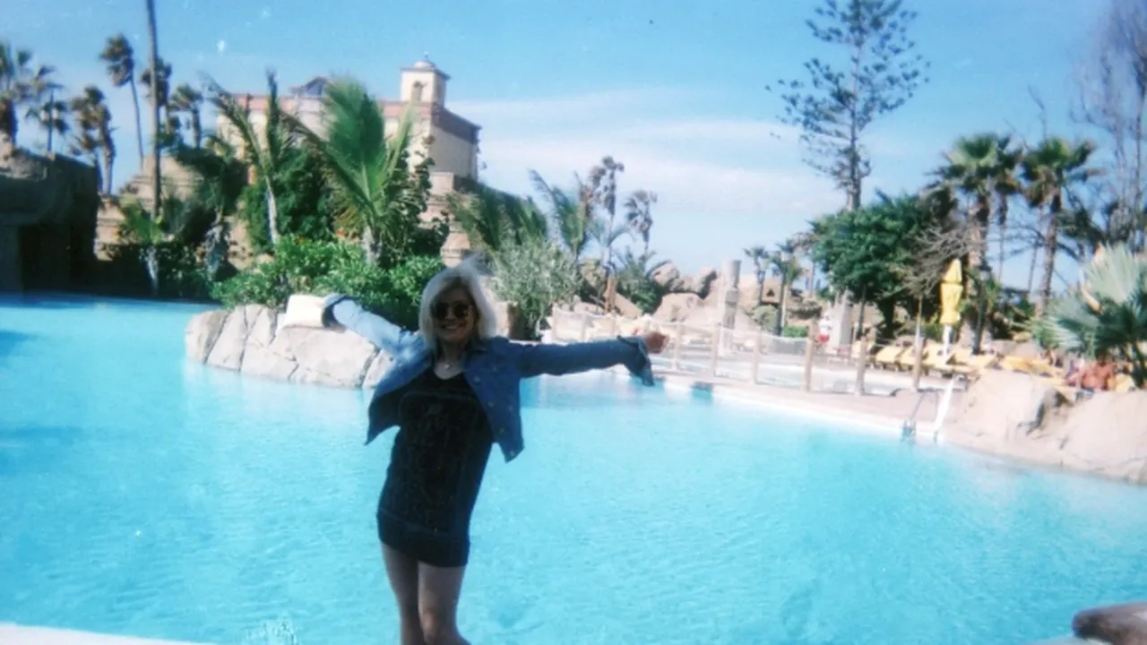 Loredana şi-a petrecut vacanţa în Tenerife alături de familie - FOTO