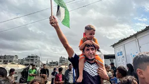 Trupele israeliene încep retragerea din Gaza, iar familiile se întorc spre nord