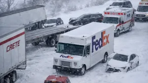 Carambol uriaș în Michigan: Peste 100 de mașini implicate într-un un accident în lanț pe o autostradă