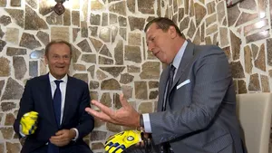 Întâlnire inedită între două mari personalităţi, la Sibiu. Simbolul românesc, primit în dar de Tusk de la Duckadam | VIDEO