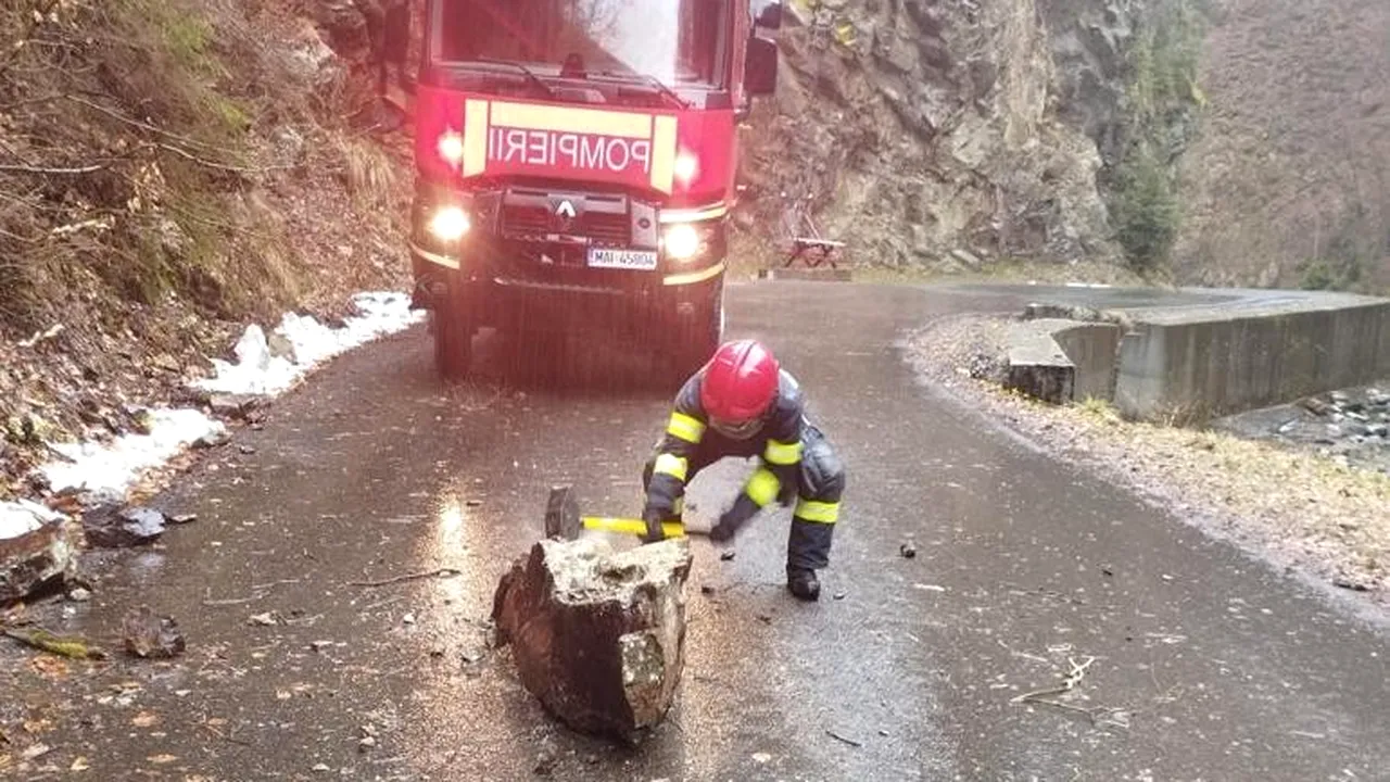 O bucată de stâncă blochează Transalpina. Drumul spre Masivul Parâng, blocat de un copac căzut