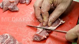 Şeful unui magazin din Arad acuză că i s-a cerut să pună în vânzare carne stricată, spălată cu detergent. Ce spune conducerea lanţului de magazine