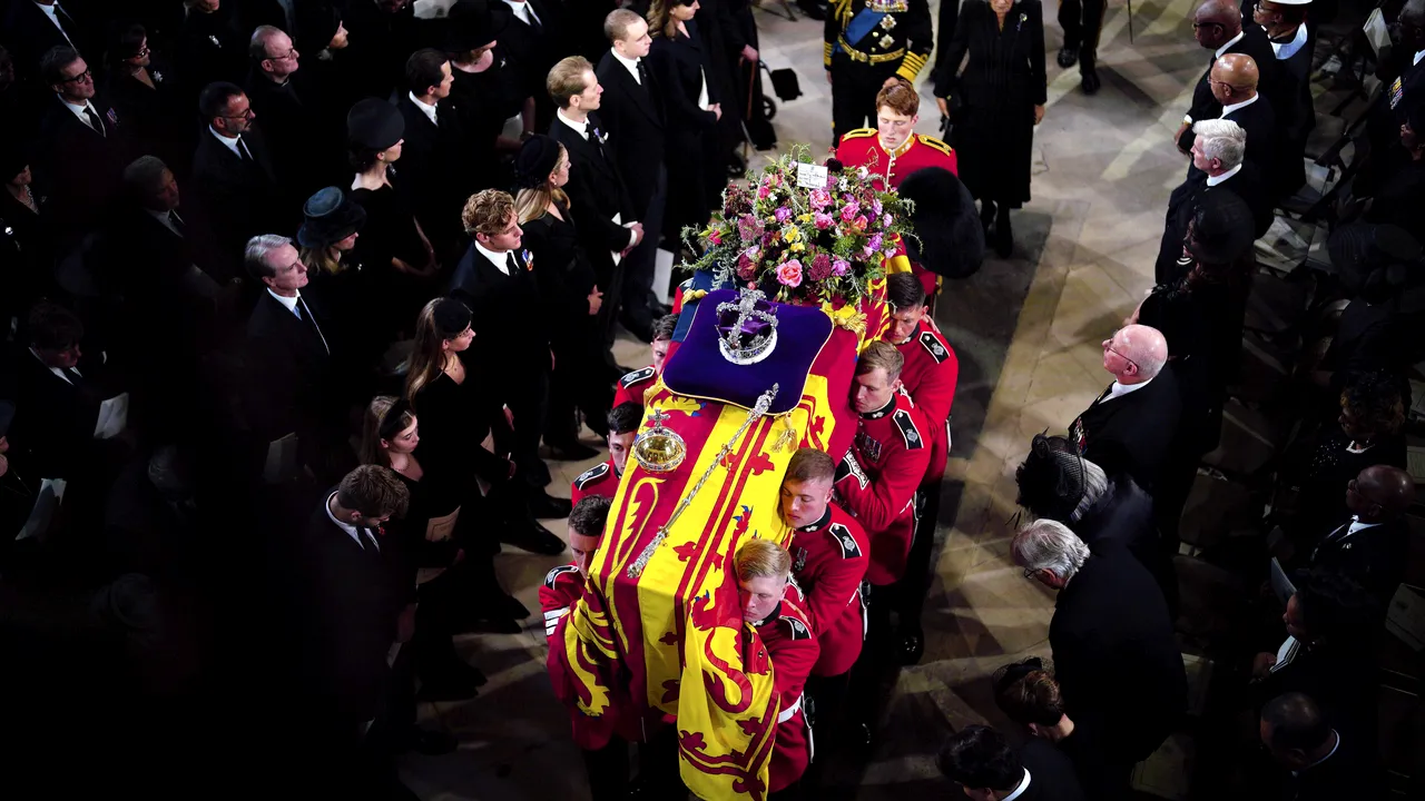 Înmormântarea Reginei Elisabeta a II-a. Slujba s-a încheiat. Regina a fost înmormântată în Capela Castelului Windsor / Sicriul a trecut pe lângă Palatul Buckingham pentru ultima dată / Sute de demnitari participă la procesiune /  Principesa Margareta şi Principele Radu participă la funeralii FOTO VIDEO