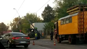 Un vehicul de luptă blindat a lovit un stâlp în Galaţi