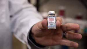 Prospectul vaccinului anti COVID-19 dezvoltat de Moderna. Compoziţie, mod de administrare şi reacţii adverse