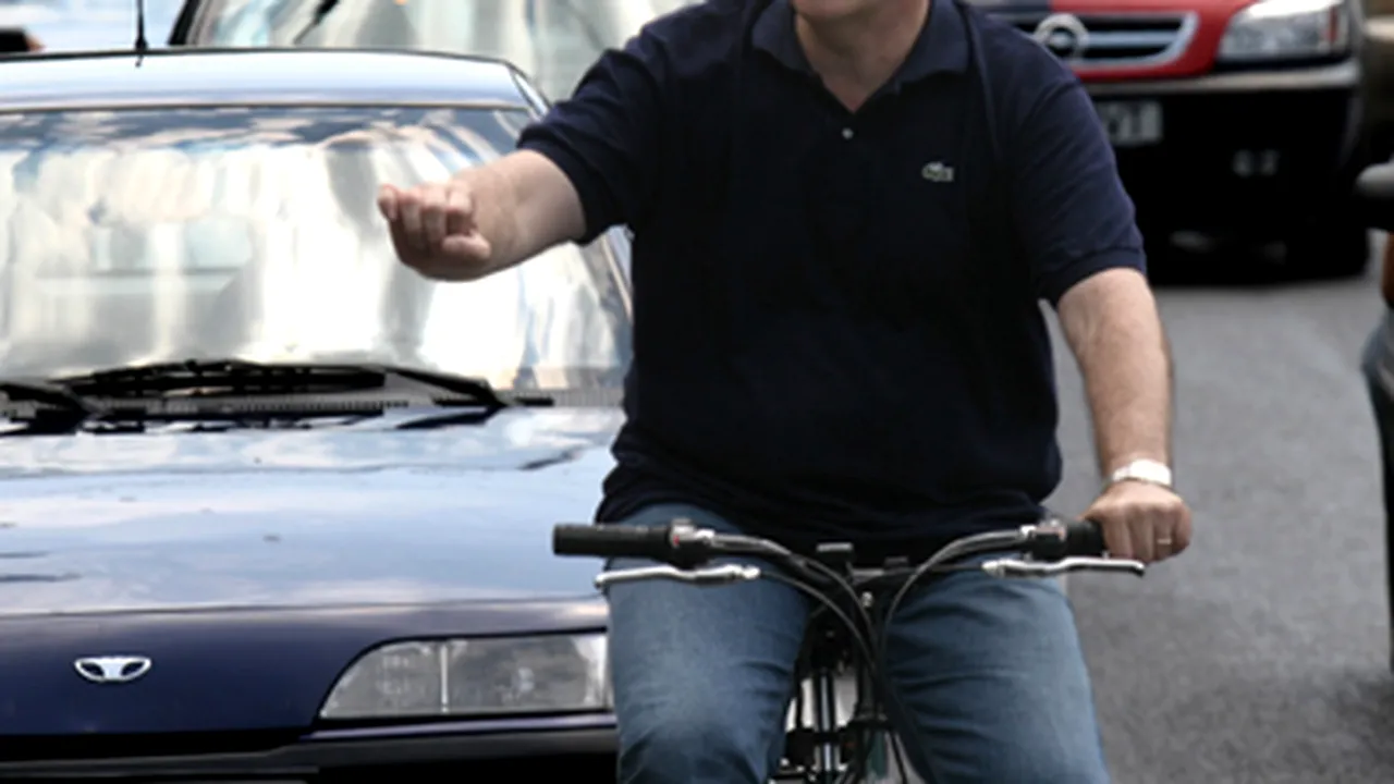 Tăriceanu a venit la Guvern cu bicicleta