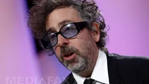 Tim Burton şi-a fracturat un braţ şi un umăr: 