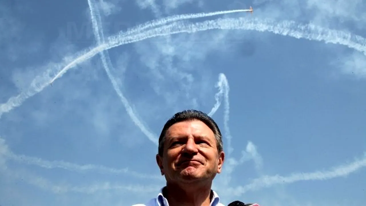 Berceanu a pilotat un avion Cessna în deschiderea mitingului aviatic de la Otopeni - VIDEO