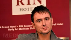 Va mai reprezenta Hotel FM România la Eurovision? Scandalul sexual în care a fost implicat solistul trupei, analizat la TVR