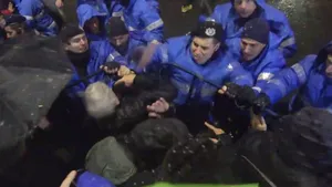 A fost deschis dosar penal în cazul JANDARMULUI care ar fi lovit protestatari. Procurorii militari s-au sesizat din oficiu cu privire la săvârşirea infracţiunii de purtare abuzivă 