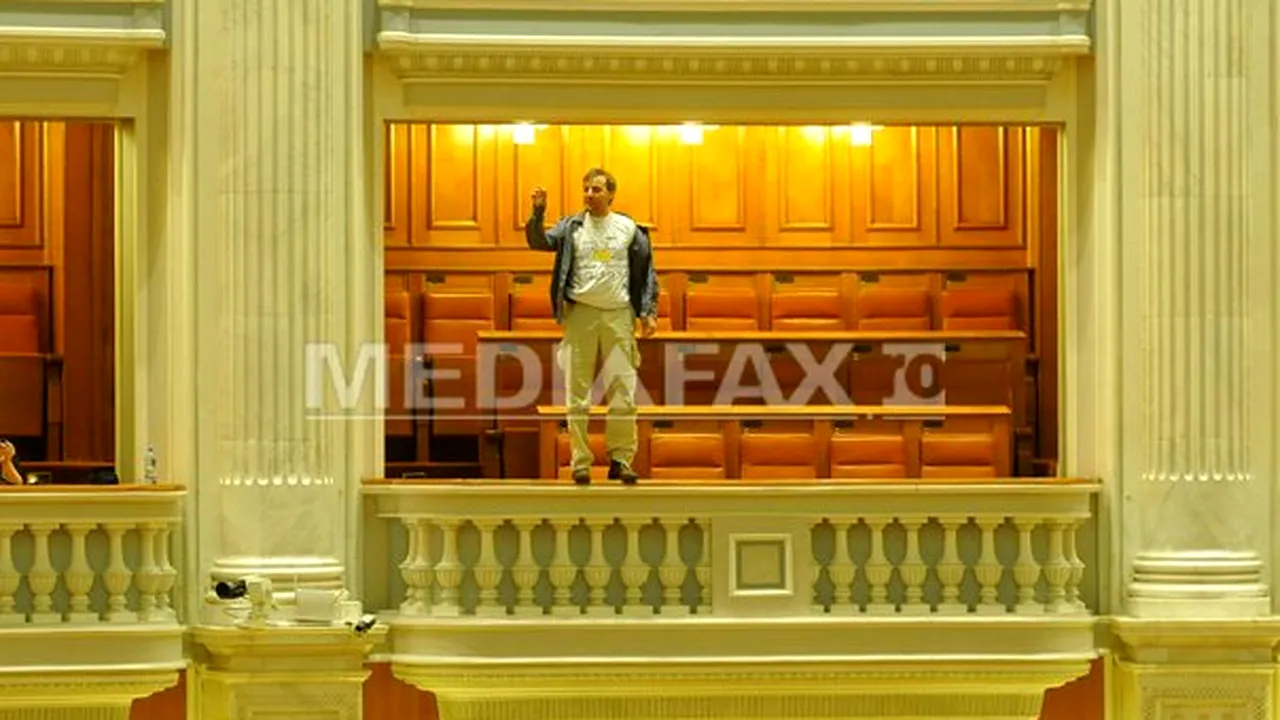 Bărbatul care s-a aruncat de la balconul Parlamentului este Adrian Sobaru, electrician la TVR