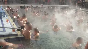 Zeci de oameni s-au înghesuit în bazinele unui ştrand din Satu Mare. Administratorul a fost amendat 