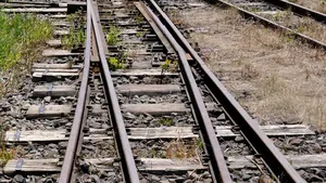 O FATĂ de 13 ani a murit, după ce A CĂZUT din TREN în apropiere de Bucureşti