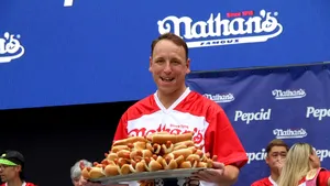 Bătălie gastronomică în New York: câștigătorul a mâncat 70 de hot-dogi în 10 minute