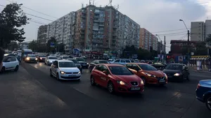 FOTO | Se circulă cu dificultate în Capitală | Mulţi părinţi au parcat neregulamentar şi au blocat traficul/ Şase maşini s-au ciocnit la Podul de la Băneasa, iar o bandă este blocată pe sensul către Otopeni