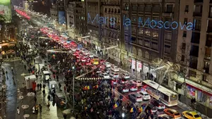 Bărbatul care a proiectat mesajul „Marș la Moscova” în timpul protestului AUR a fost sancționat. Ce amendă a primit