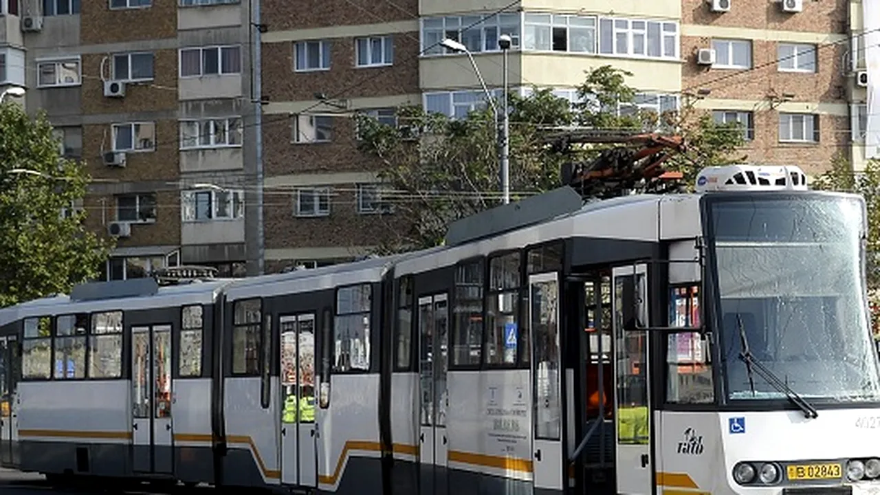 Zeci de tramvaie blocate în Capitală, după ce un şofer şi-a lăsat maşina pe linia de tramvai. FOTO