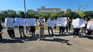Legea cetăţeniei i-a scos în stradă pe oameni în Bucureşti şi la Chişinău: continuăm lupta