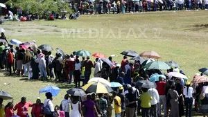 Mii de sud-africani stau la coadă pentru a-şi lua adio de la Nelson Mandela - FOTO