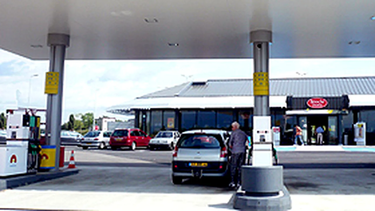 Rompetrol a redus preţurile carburanţilor, cu până la doi bani pe litru