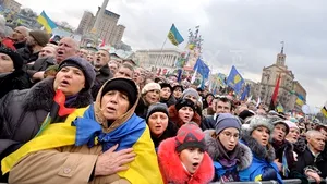 PROTESTE LA KIEV: 50.000 de oameni manifestează împotriva agresării unui lider al opoziţiei, Iuri Luţenko - FOTO