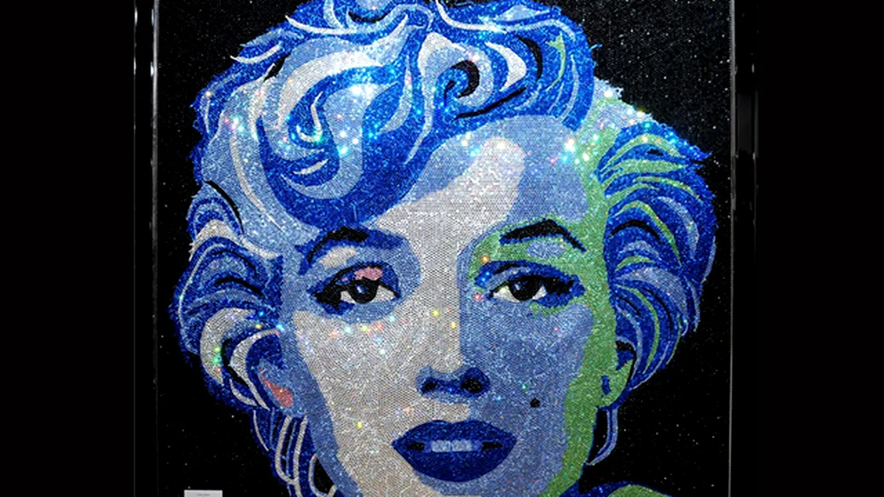 Cat a plătit Rihanna pentru un tablou cu Marilyn Monroe, realizat din cristale Swarovski - FOTO